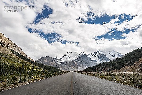 Straße  zurück Mount Athabasca  Icefields Parkway  Jasper National Park National Park  Kanadische Rocky Mountains  Alberta  Kanada  Nordamerika