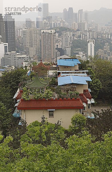 Traditionelle Häuser vor Wolkenkratzern  Chongqing  Provinz Chongqing  China  Asien