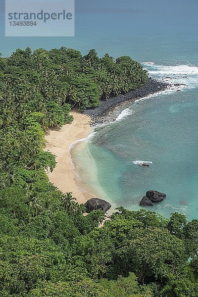 Bananenstrand  dichte Vegetation  Insel Príncipe  São Tomé und Príncipe