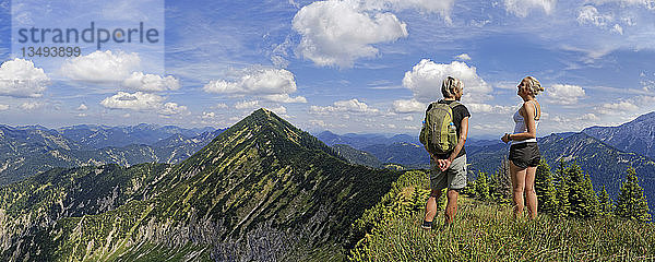 Wanderer auf dem Blaubergkamm mit Blick auf die Halserspitze  Wildbad Kreuth  Bayern  Deutschland  Europa