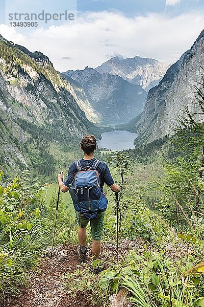 Blick auf Obersee und KÃ¶nigssee  junger Wanderer auf dem RÃ¶thsteig  Watzmann im Hintergrund  Berchtesgaden  Oberbayern  Bayern  Deutschland  Europa