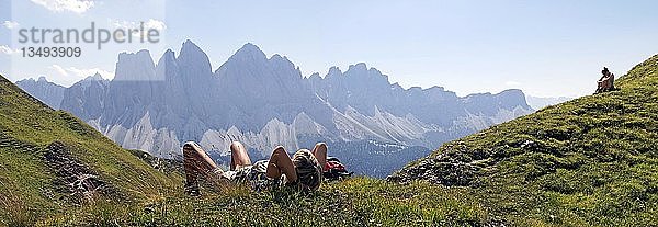 Wanderer entspannen sich und genießen die Aussicht auf die Geislergruppe  Aferer Geisler Berge  Villnösstal  Provinz Bozen  Italien  Europa