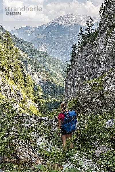Wanderin auf einem Wanderweg  Blick auf Berge  Saugasse  Wanderweg zum KÃ¶nigssee und KÃ¤rlinger Haus  Nationalpark Berchtesgaden  Bayern  Deutschland  Europa