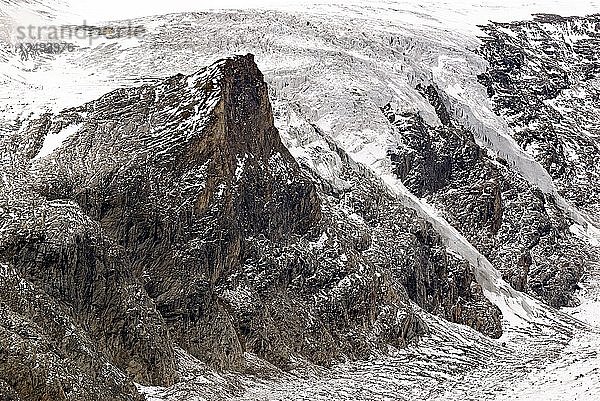 Schroffe Felswände am Pasterzegletscher  Großglockner  Nationalpark Hohe Tauern  Kärnten  Österreich  Europa