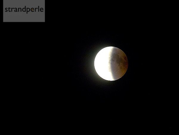 Vollmond  Mond tritt aus dem Erdschatten hervor  totale Mondfinsternis  27.07.2018  Rosenheim  Bayern  Deutschland  Europa