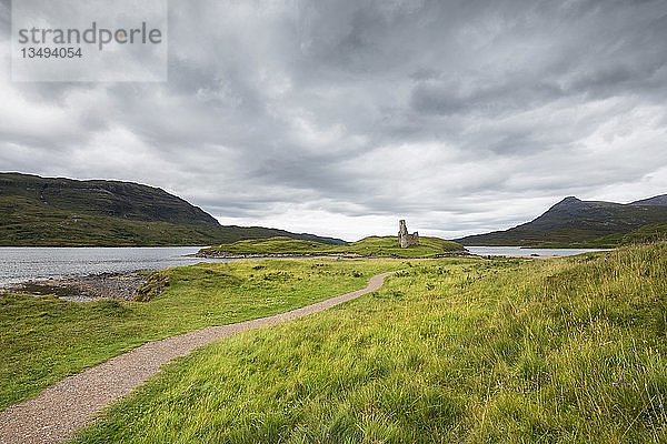 Fußweg zu den Ruinen von Ardvreck Castle auf einer Halbinsel im See von Loch Assynt  Sutherland  Schottisches Hochland  Schottland  Vereinigtes Königreich  Europa