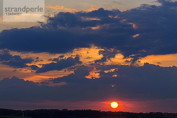 Bewölkter Himmel bei Sonnenuntergang  Bayern  Deutschland  Europa