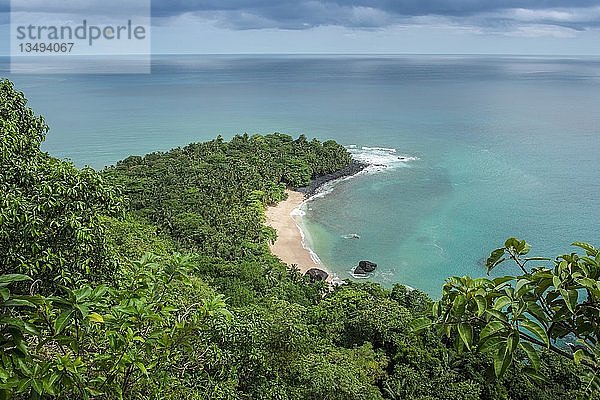 Bananenstrand  dichte Vegetation  Insel Príncipe  São Tomé und Príncipe