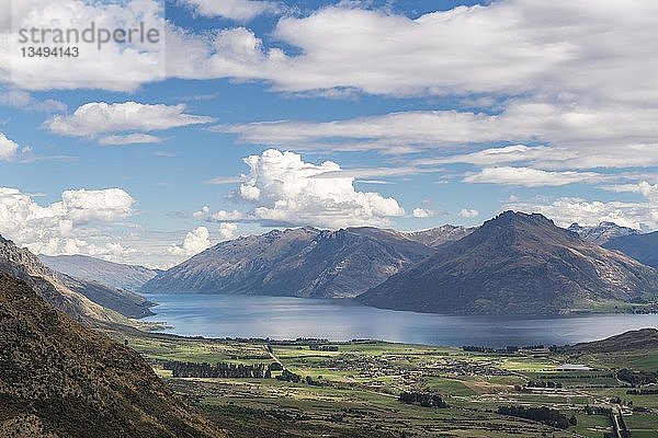 Blick von The Remarkables auf Lake Wakatipu und Berge  Queenstown  Otago  Südinsel  Neuseeland  Ozeanien