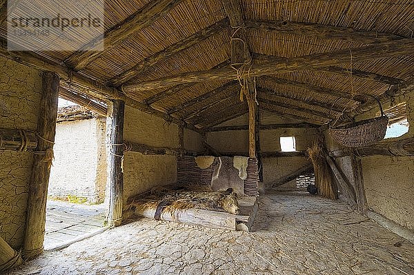 Lacustrine Bay of Bones  Archäologisches Museum auf einer Plattform aus 10.000 Holzpfählen gebaut  Häuser  Ohrid-See  Mazedonien  Europa