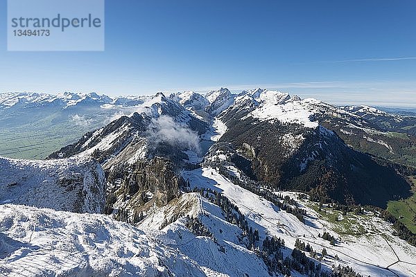 Schneebedeckter Säntisberg  2501m  nach frühem Wintereinbruch  von Südosten gesehen  Kanton Appenzell Innerrhoden  Schweiz  Europa