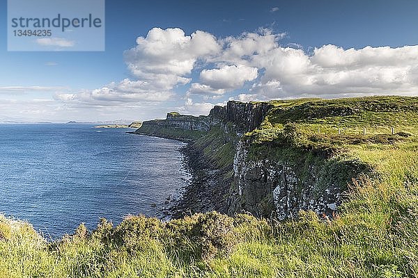 Küste am Aussichtspunkt Kilt Rock  Isle of Skye  Innere Hebriden  Schottland  Vereinigtes Königreich  Europa