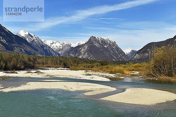 Gebirgsfluss Soca  hinter dem schneebedeckten Kanin-Gebirge  Bovec  Soca-Tal  Julische Alpen  Slowenien  Europa