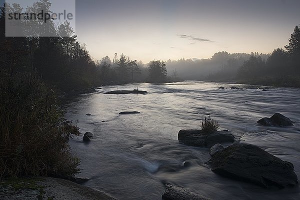 Oberer Madawaska-Fluss  bei Whitney  Ontario  Kanada  Nordamerika