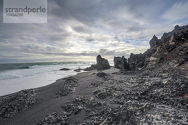 Schwarzer Strand mit Vulkangestein  zerklüftete Küste von Djúpalónssandur  Halbinsel Snæfellsnes  Westisland  Island  Europa
