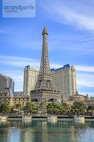 Rekonstruierter Eiffelturm  Hotel Paris und der See vor dem Hotel Bellagio  Las Vegas Strip  Las Vegas  Nevada  USA  Nordamerika