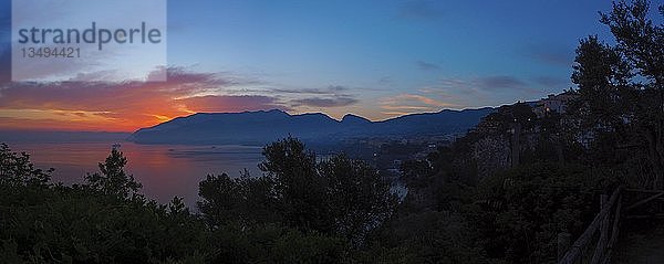 Sonnenaufgang und Morgenrot im Golf von Neapel bei Sorrento  Panoramaaufnahme  Kampanien  Italien  Europa