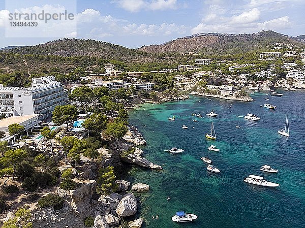Drohnenaufnahme  Naturhafen mit Booten und Küste von Cala Fronells  Region Paguera  Mallorca  Balearische Inseln  Spanien  Europa