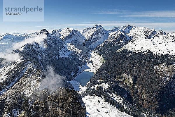 Die schneebedeckten Appenzeller Alpen und der Sämtisersee  Kanton Appenzell Innerrhoden  Schweiz  Europa