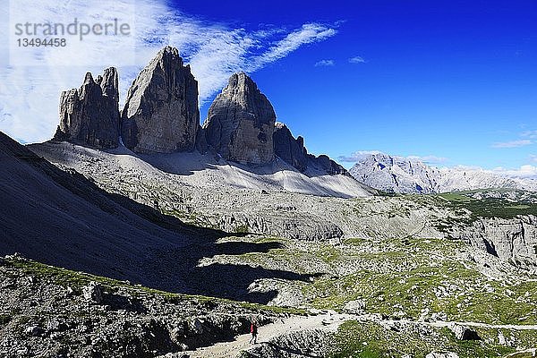 Wanderer unterhalb der Hütte vor den Nordwänden der Drei Zinnen  Sextner Dolomiten  Hochpustertal  Südtirol  Italien  Europa