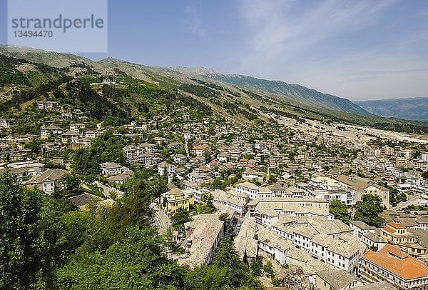 Altstadt mit Basarbereich und Umgebung  Blick von der Burg  Gjirokastra  Gjirokastër  Albanien  Europa