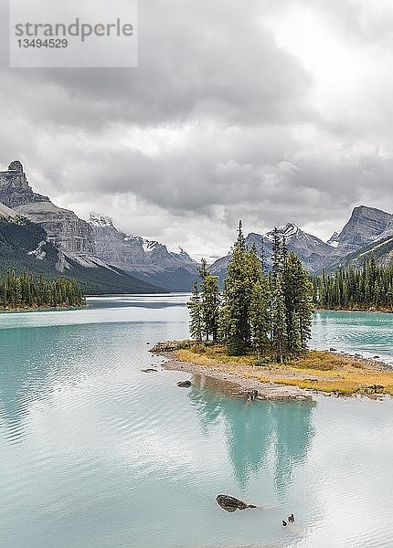 Insel in einem See  Spirit Island im Gletschersee Maligne Lake  hinter den Bergen Mount Paul  Monkhead und Mount Warren  Maligne Valley  Jasper National Park National Park  Canadian Rocky Mountains  Alberta  Kanada  Nordamerika