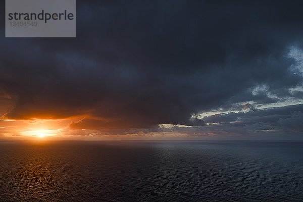 Dramatischer dunkler bewölkter Himmel bei Sonnenuntergang  Atlantik  Teneriffa  Kanarische Inseln  Spanien  Europa
