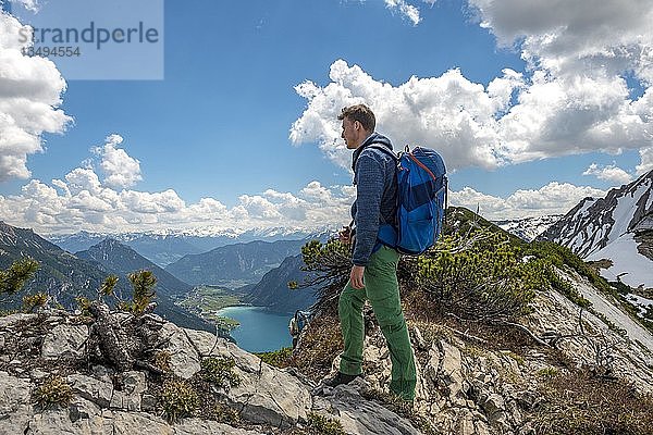Wanderer auf Wanderweg  Übergang vom Seekarspitz zum Seebergspitz  Blick auf den Achensee  Tirol  Österreich  Europa