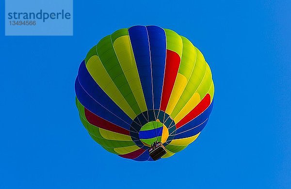 Heißluftballon vor blauem Himmel  Quebec  Kanada  Nordamerika