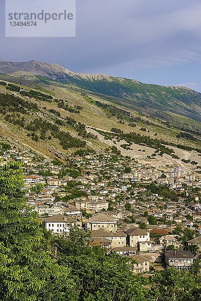 Stadtbild und Berge Mali i Gjerë  Gjirokastra  Gjirokastër  Albanien  Europa