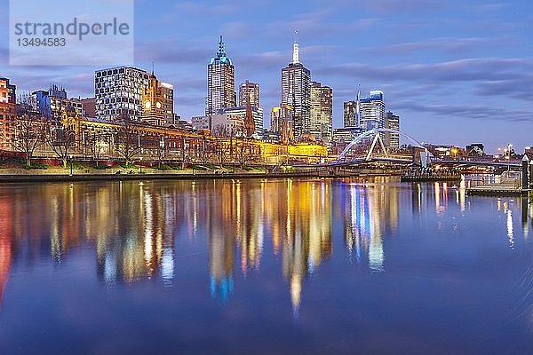 Stadtzentrum  Skyline mit Wolkenkratzern am Yarra-Fluss in der Abenddämmerung  Melbourne  Victoria  Australien  Ozeanien