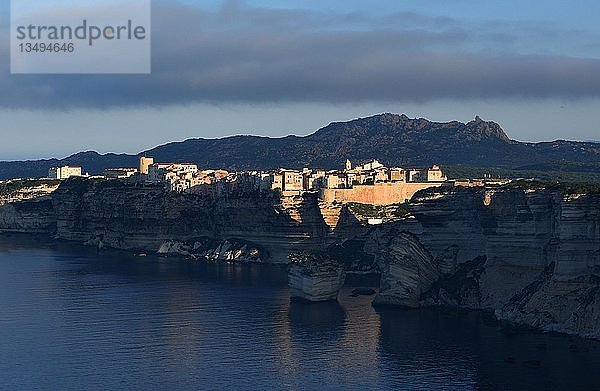 Felsenküste und Altstadt von Bonifacio in der Morgensonne  Bonifacio  Korsika  Frankreich  Europa