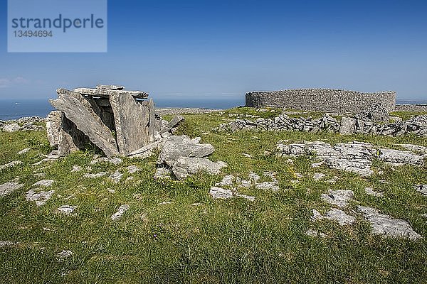Steinkammergrab aus der Eisenzeit  hinter dem historischen Fort Dún Eochla  Eochaill  Inishmore  Aran-Inseln  Grafschaft Galway  Republik Irland