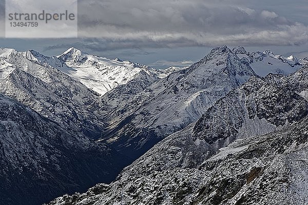 Blick vom Gaislachkogel auf die verschneiten Ötztaler Alpen  Sölden  Ötztal  Tirol  Österreich  Europa