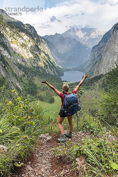 Blick auf Obersee und KÃ¶nigssee  junger Wanderer auf dem RÃ¶thsteig  hinter dem Watzmann  Berchtesgaden  Oberbayern  Bayern  Deutschland  Europa