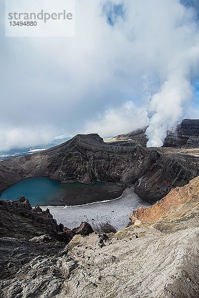 Dampfende Fumarole mit Kratersee auf dem Vulkan Gorely  Kamtschatka  Russland  Europa