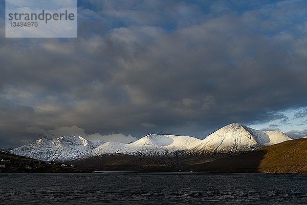 Schneebedecktes Cullins-Gebirge mit Loch Ainort in dramatischem Licht  Portree  Isle of Skye  Schottland  Vereinigtes Königreich  Europa