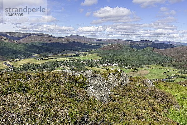 Blick auf die umliegenden Berge und das Dorf Braemer  Wandergipfel des Morrone  Braemer  Schottland  Vereinigtes Königreich  Europa