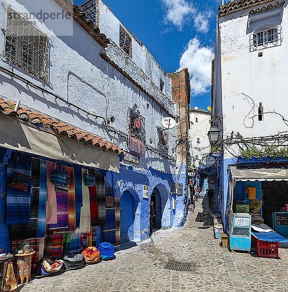 Enge Gasse mit Handwerksladen  blaue Häuser  Medina von Chefchaouen  Chaouen  Tanger-TÃ©touan  Marokko  Afrika