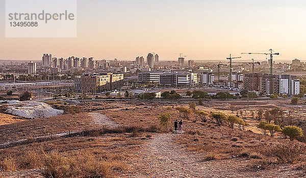 Abendstimmung  Zwei Menschen auf einem Weg  Blick auf Wolkenkratzer von Be'er Scheva  Israel  Asien