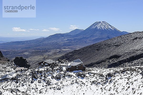 Blick vom Mount Ruapehu auf den Mount Ngauruhoe mit einer Skihütte im Vordergrund. Unesco-Welterbe Tongariro National Park  Nordinsel  Neuseeland  Ozeanien