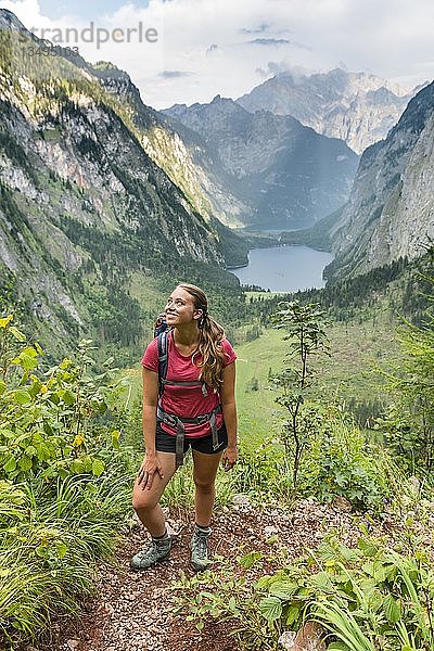 Blick auf Obersee und KÃ¶nigssee  junger Wanderer auf dem RÃ¶thsteig  hinter dem Watzmann  Berchtesgaden  Oberbayern  Bayern  Deutschland  Europa