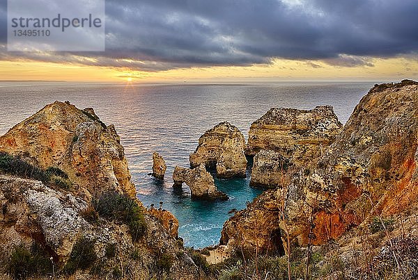 Klippen von Ponta da Piedade bei Sonnenaufgang  Lagos  Algarve  Portugal  Europa