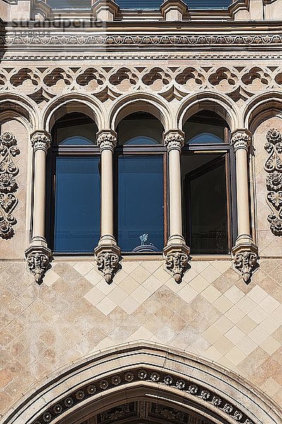 Rundbogenfenster an der Fassade  Regierung von Oberbayern  München  Oberbayern  Bayern  Deutschland  Europa