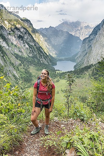 Blick auf Obersee und KÃ¶nigssee  junger Wanderer auf dem RÃ¶thsteig  hinter dem Watzmann  Berchtesgaden  Oberbayern  Bayern  Deutschland  Europa