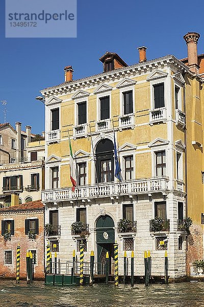 Bürogebäude der Guardia di Finanza im Stil der gelben Renaissance und Canal Grande  San Polo  Venedig  Veneto  Italien  Europa