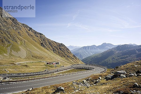Straße zum Großen St. Bernhard-Pass  Col du Grand Saint-Bernard  Colle del Gran San Bernardo  Penninische Alpen  Walliser Alpen  Westliche Alpen  Italien  Europa