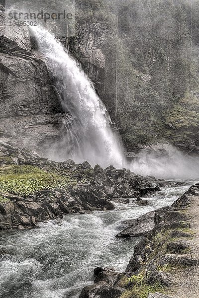Krimmer Wasserfälle  Krimmer Ache ergießt sich aus der Salzach  Nationalpark Hohe Tauern  Salzburger Land  Österreich  Europa