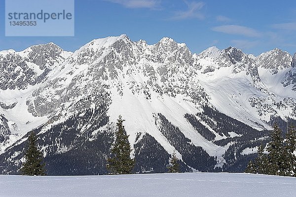Verschneiter Wilder Kaiser mit Ellmauer-Haltestelle im Winter  Kaisergebirge  Tirol  Österreich  Europa