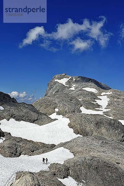 Bergsteiger beim Abstieg vom Plateau der Übergossene Alm  Blick auf das Matrashaus am Gipfel  Hochkönig-Gebirge  Salzburger Land  Österreich  Europa